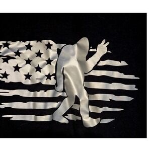 Gildan Bigfoot American Flag T-Shirt Mens XL Black Silver Graphic Sasquatch Tee